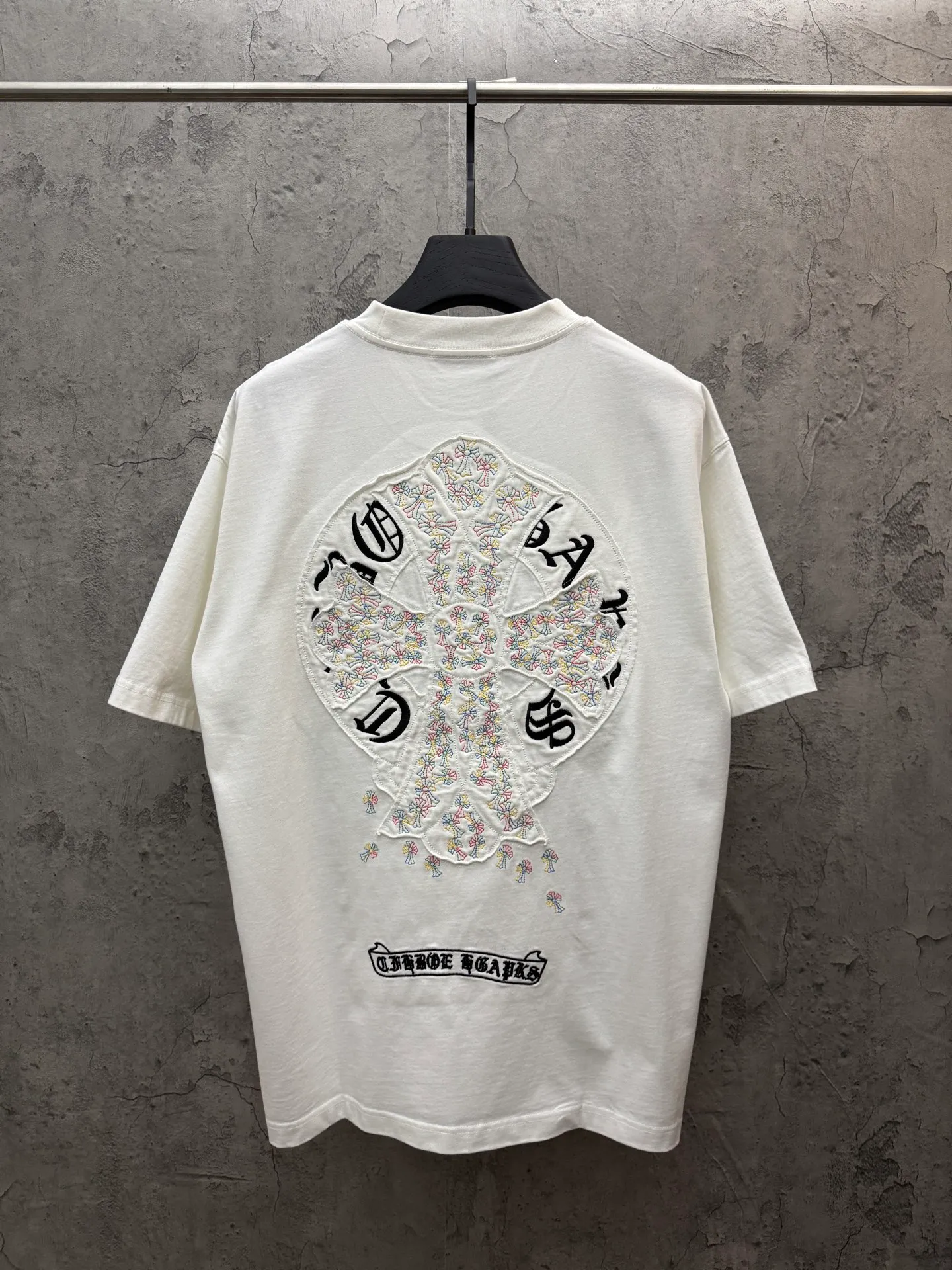 P180 top version, real shot without P, ​​different from market currency) 𝗖𝗵𝗿𝗼𝗺𝗲 𝗛𝗲𝗮𝗿𝘁𝘀/Croxin 2026 spring new original single counter American laser burnt patch embroidered couple short sleeves 👑The highest version! Customized fabric 300 grams, best-selling model at the counter, very comfortable to wear. Accessories: original molded and authenticated collar label ➕ 100% silk wash water label. Genuine purchase-grade original hangtag➕matching hanging rope➕3D hanging beads➕original packaging bag. Craftsmanship: The original version has consistent wiring! The highest version of the armhole matching technique! Color: White Black Size: S M L XL Style No.: 26-2010